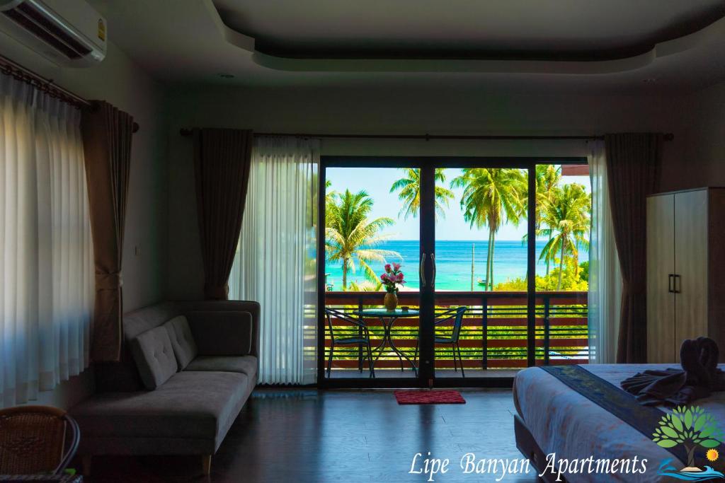 丽贝岛Lipe Banyan Apartments的一间卧室配有一张床,享有海景