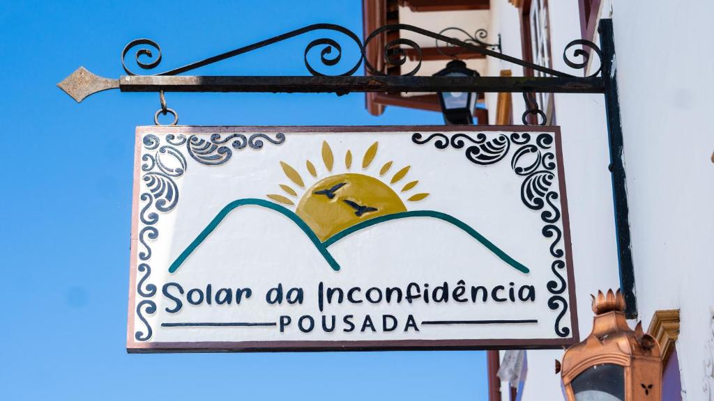 欧鲁普雷图Pousada Solar da Inconfidencia - By UP Hotel - fácil acesso a Praça Tiradentes的太阳读出的一个符号