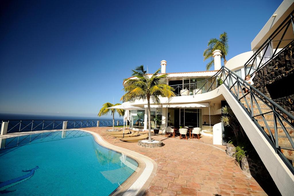 绍萨尔Villa Bahía的海边带游泳池的房子