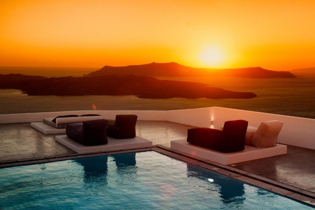 费拉和睦套房住宿加早餐旅馆 - 仅限成人入住的一座享有日落美景的游泳池