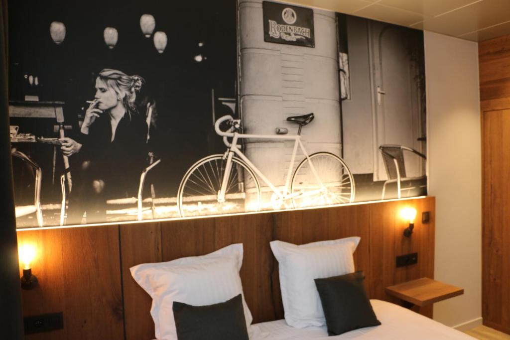 奥斯坦德Hotel Botteltje的卧室的墙上挂着自行车的海报