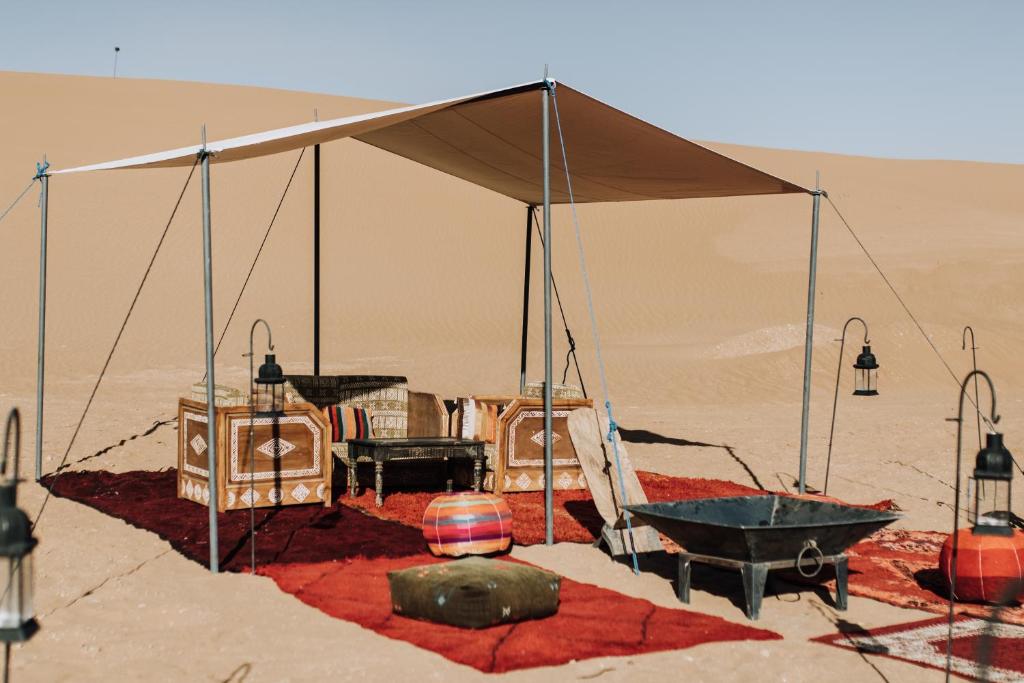 El GoueraDesert Luxury Camp Erg Chigaga的沙漠中的一个帐篷