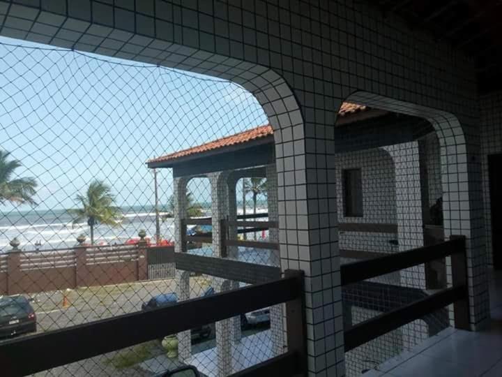 蒙加瓜Pousada em Mongaguá Kali的海滩景公寓 - 带围栏