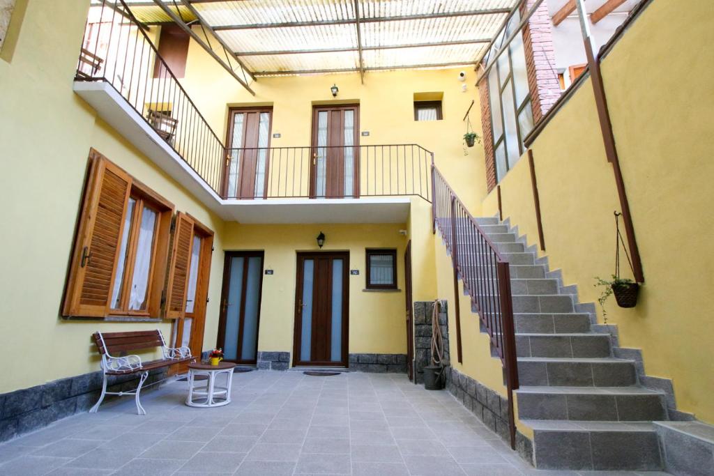 San Benigno CanaveseLà Drint Bed & Breakfast的一座有楼梯的房子的空庭院