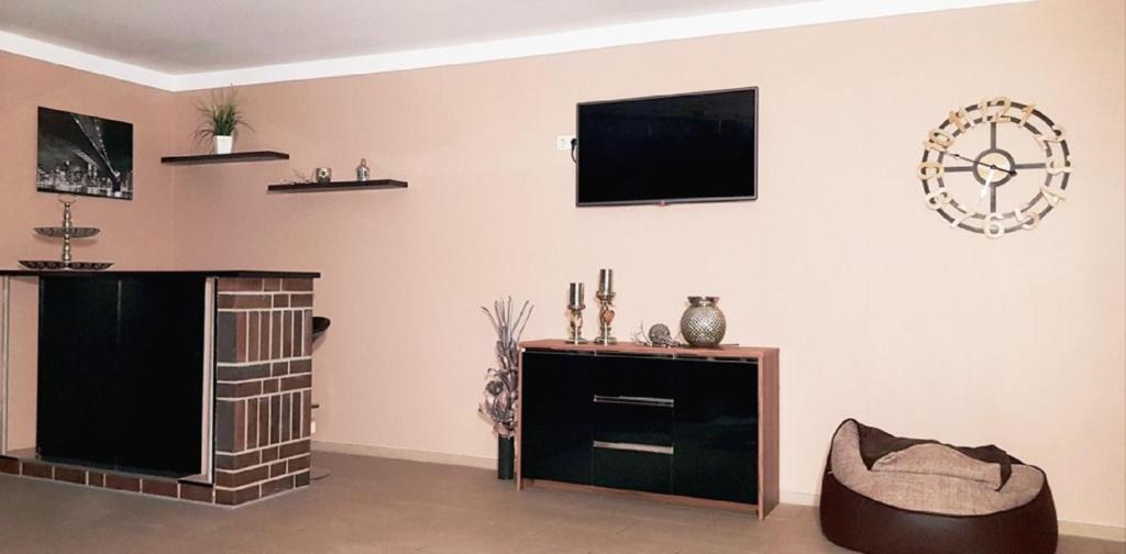 卡尔斯哈根Christel的客厅的墙上配有平面电视。