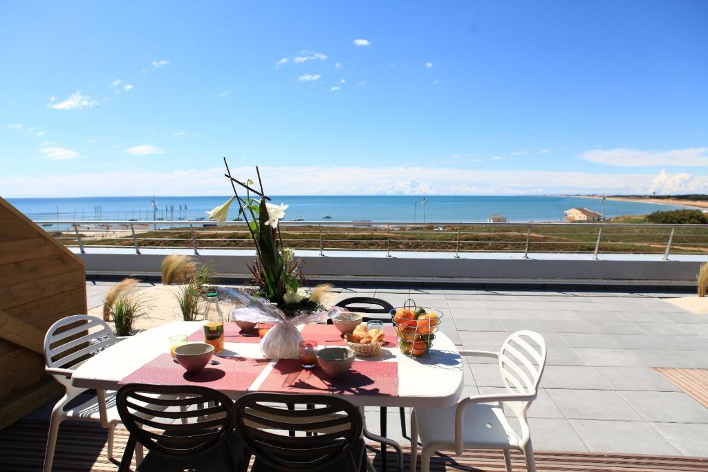 圣伊莱尔德里耶Les Terrasses de l'Océan的海景露台的桌子