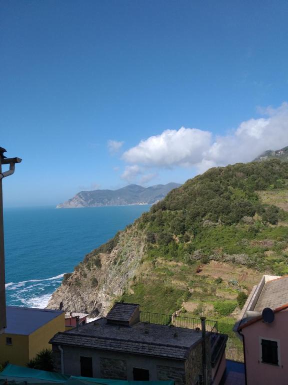 克里日亚La Casetta Rossa的享有大海和山丘的景色