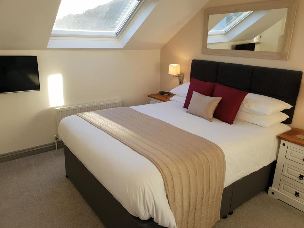 安布尔塞德Compston House B & B的一间卧室设有一张大床和一个窗户。