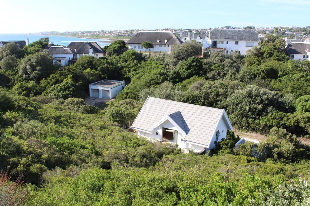 圣弗朗西斯湾St Francis Cottage close to beach的山丘上白色的房子,有房子
