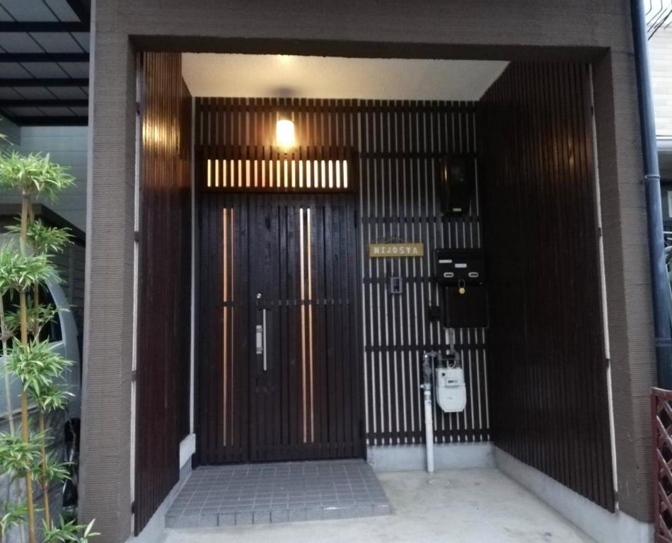 京都二条舎京小屋的通往大楼的大木门