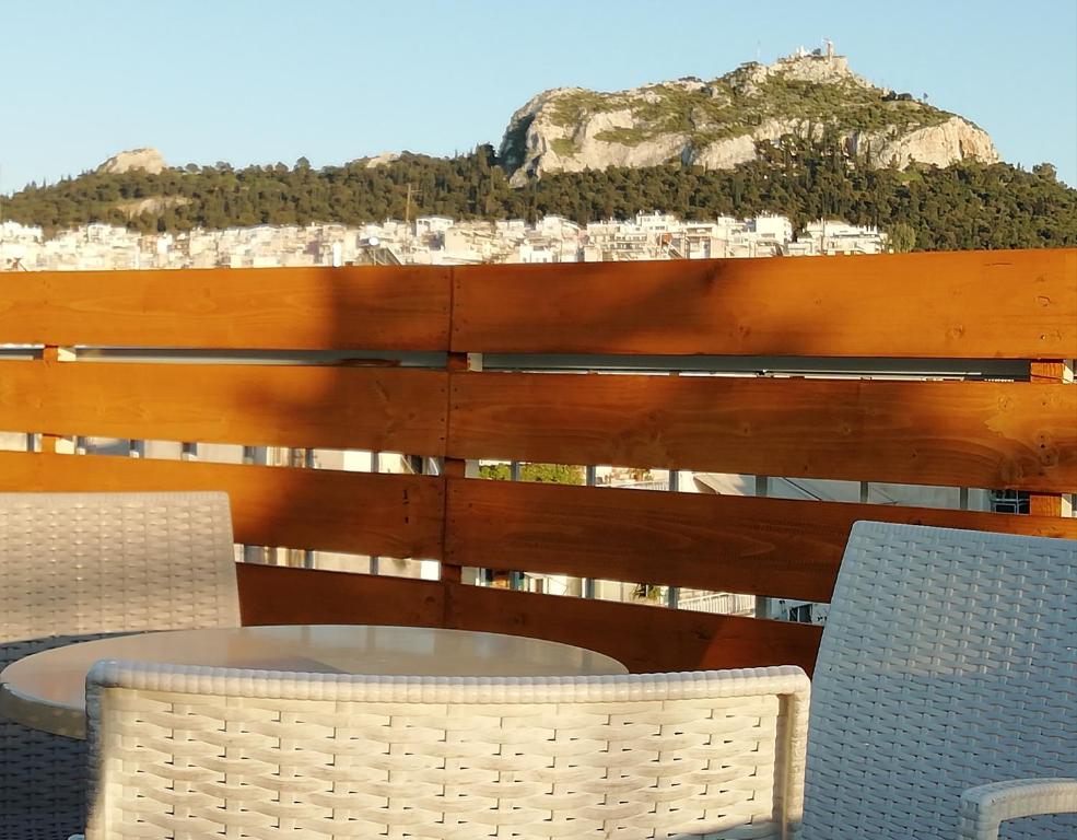 雅典Hotel Exarchion的山景阳台上的桌椅