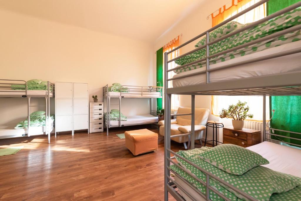 卢布尔雅那弗卢克斯旅馆的宿舍间配有双层床。