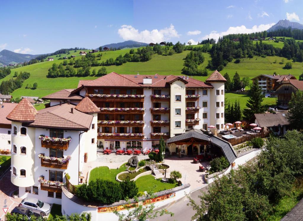 圣维吉利奥括尔阿尔姆霍夫酒店的享有酒店空中景色,以山脉为背景