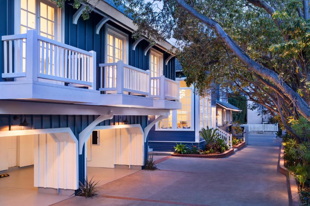 圣巴巴拉Hideaway Santa Barbara, A Kirkwood Collection Hotel的蓝色的建筑,在街上设有阳台