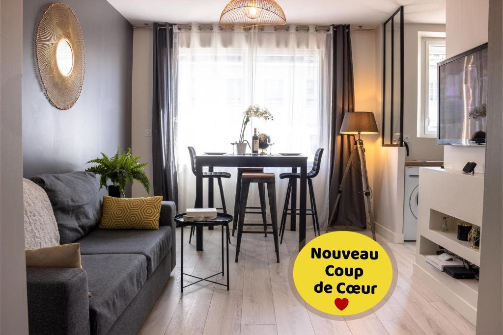 洛里昂appartement le carnel的客厅配有沙发和桌子