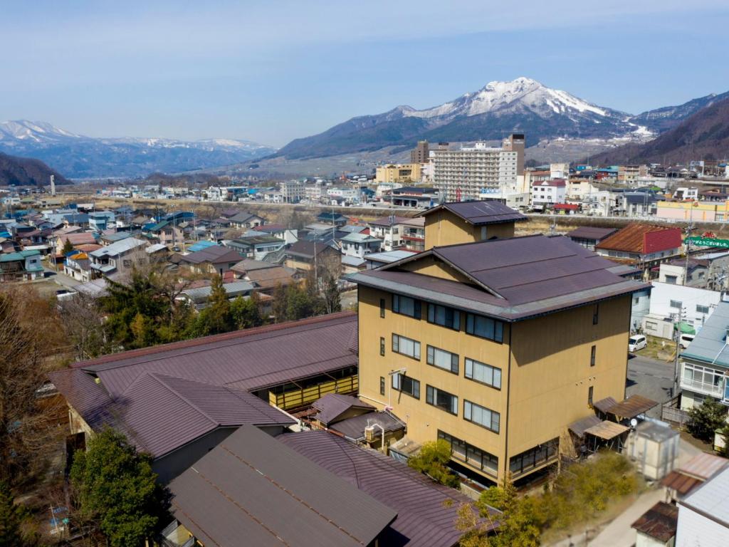 山之内町丰生日式旅馆的一座有建筑和山脉背景的城市
