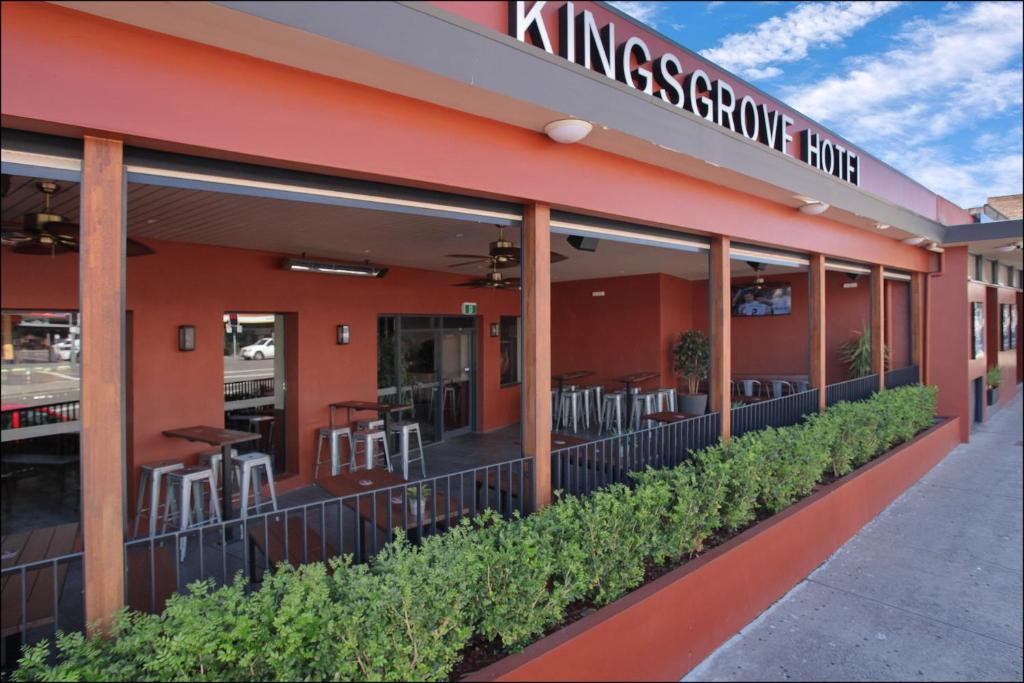 悉尼Kingsgrove Hotel的外墙设有桌椅的快餐店
