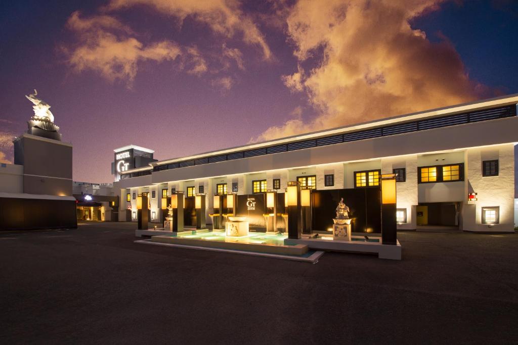泉南市关西机场GT酒店（成人专用）的一座建筑,在晚上有雕像在前面
