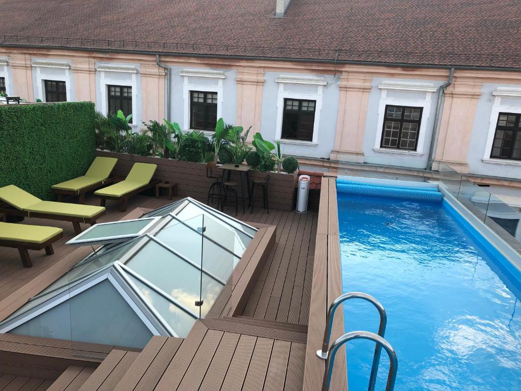 奥西耶克Boutique hotel Tvrđa的大楼内带游泳池的阳台
