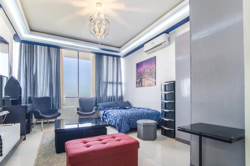 宿务Avenir Condo for rent near IT Park Cebu with FREE Netflix, 49-inch Samsung Curve TV的一间卧室设有一张床和一间客厅。