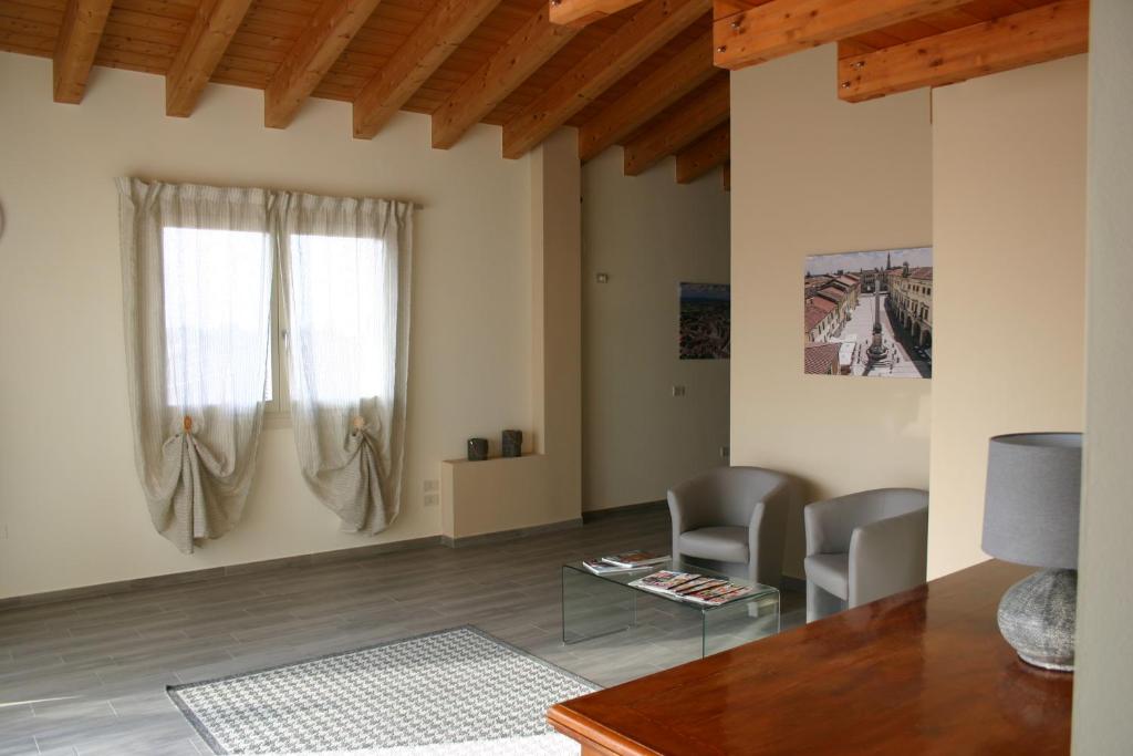 洛尼戈Via Venezia Accomodating Solutions的客厅配有桌椅和窗户。