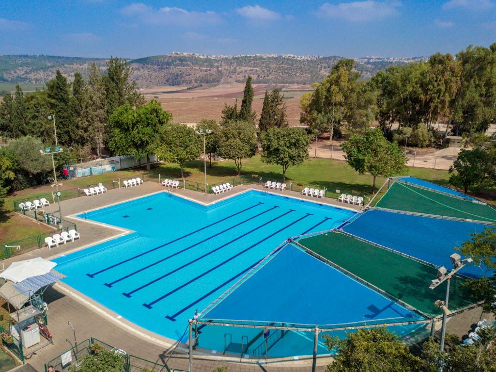 Mizra‘Holiday Village Kibbutz Mizra的大型游泳池的顶部景色