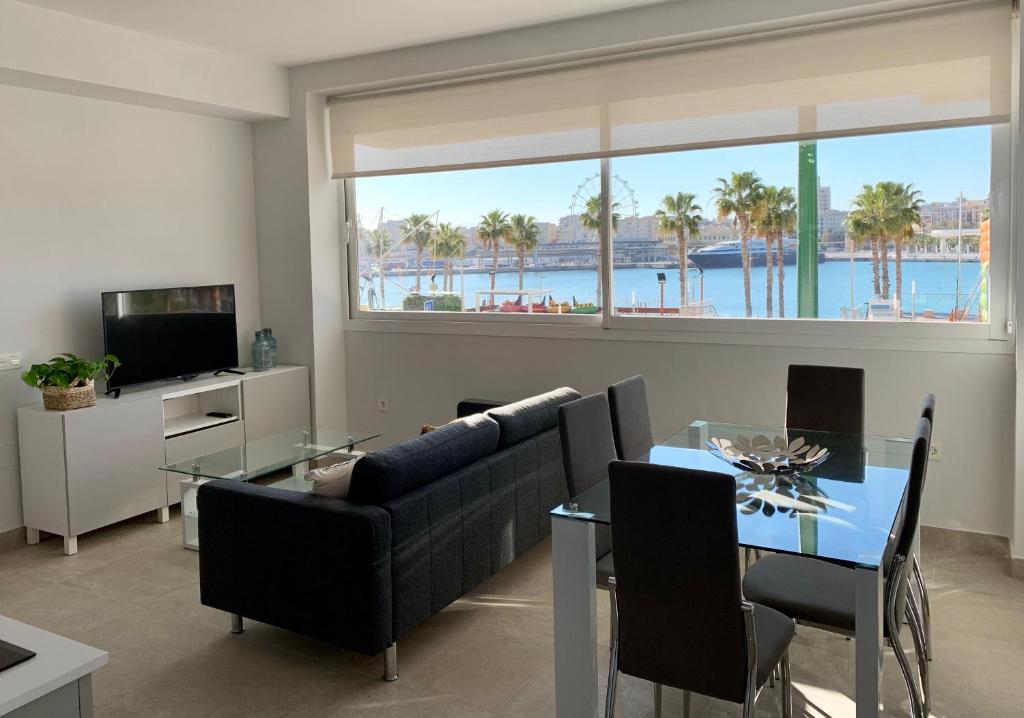 马拉加Diamond Apartments Puerto De Malaga的客厅配有沙发和桌子