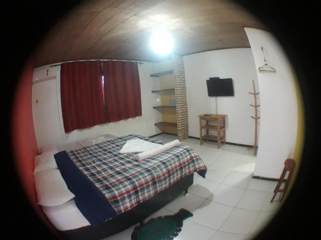 弗雷谢拉斯Pousada Sena的一间小卧室,配有一张床和电视