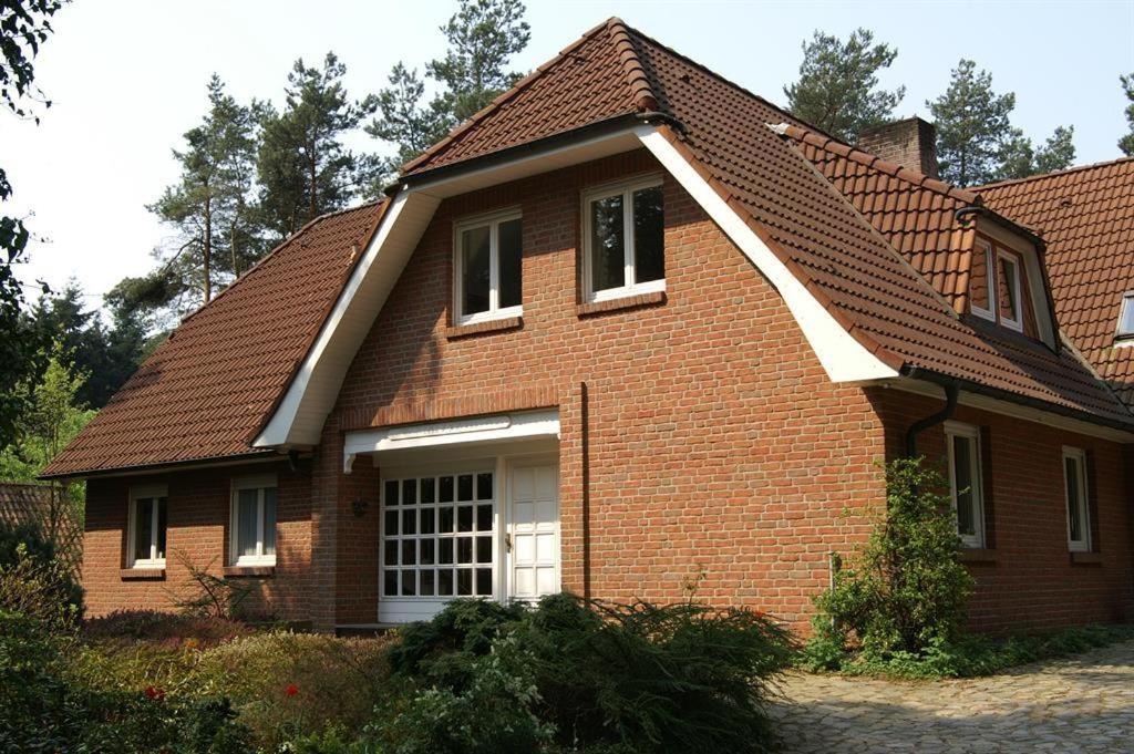 比斯平根Ferienwohnung Kiefernblick-Wedemann的棕色砖屋,屋顶棕色