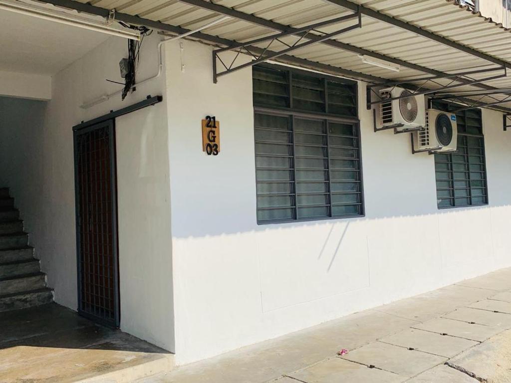 巴特沃思Abbie's Homestay Butterworth Penang的白色的建筑,设有门和窗户