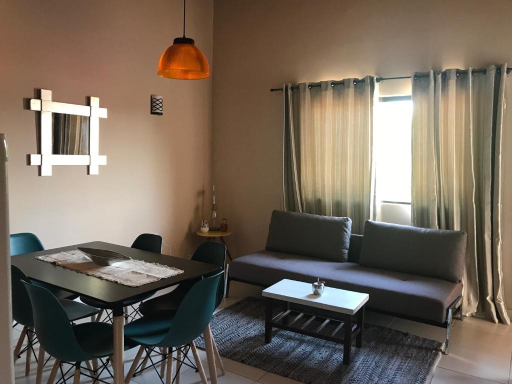 LuqueMandala的客厅配有沙发和桌子