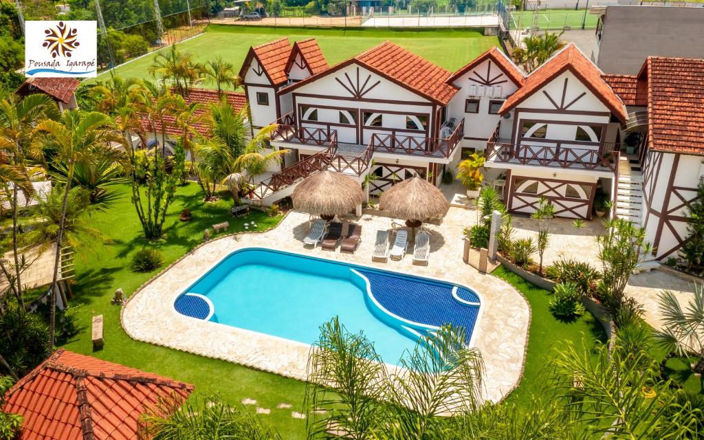 索科罗Pousada Igarapé的享有带游泳池的房屋的空中景致