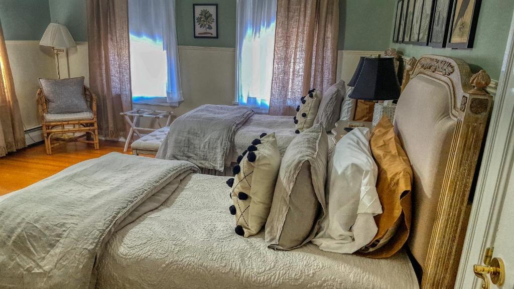 BrandonLilac Inn的一间卧室配有带枕头的床