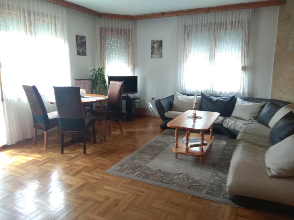 旧扎戈拉Martin`s apartments的客厅配有沙发和桌子