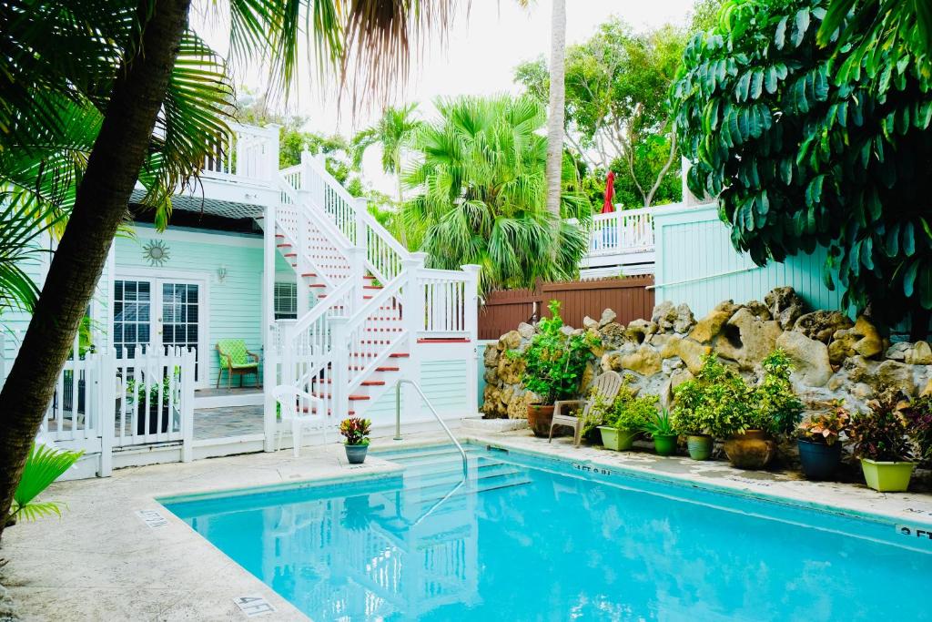 基韦斯特卡萨布兰卡酒店的一座带游泳池和白色楼梯的房屋