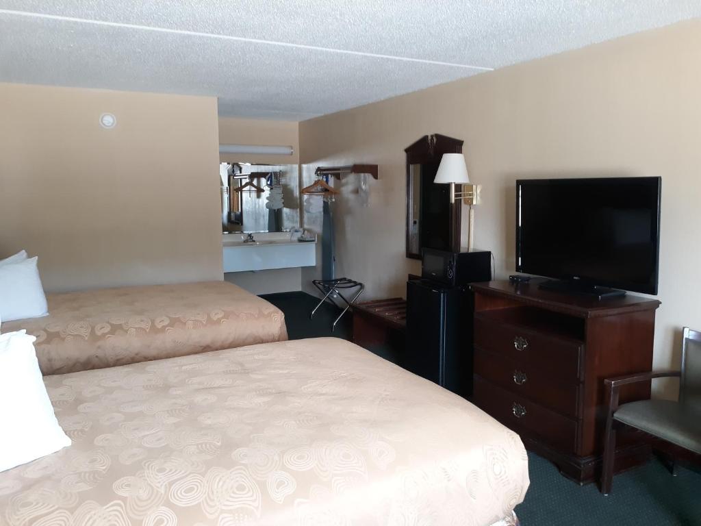 布兰森Angel Inn - near IMAX的酒店客房设有两张床和一台平面电视。