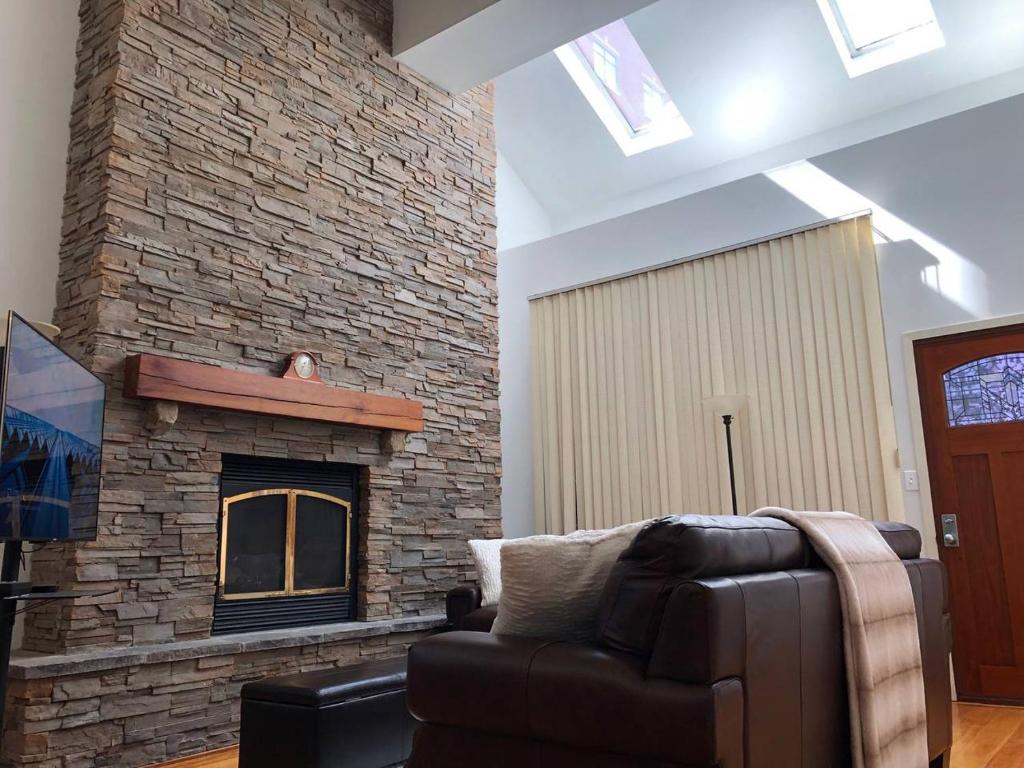 纽黑文Full loft-style apartment near Omni的带沙发和砖砌壁炉的客厅