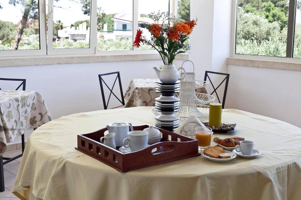 卡萨拉诺拉坎帕纳酒店的一张桌子,上面放着早餐盘