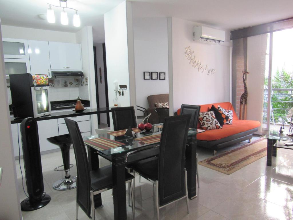 吉拉尔多特Reservas del peñon的厨房以及带桌椅的起居室。