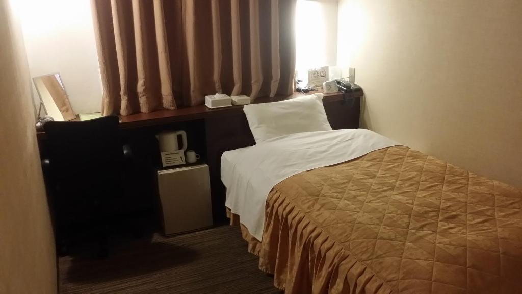 磐城Hotel Onahama Hills的酒店客房设有床和窗户。