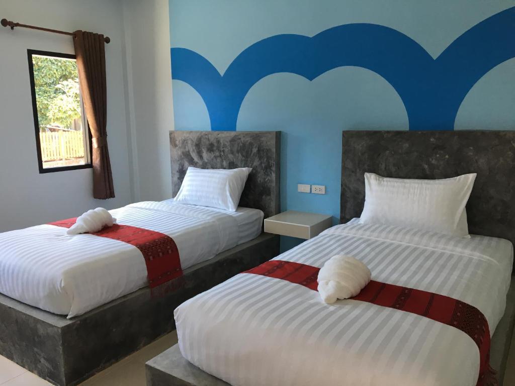 พร้อมหทัย รีสอร์ท Promhathai Resort客房内的一张或多张床位