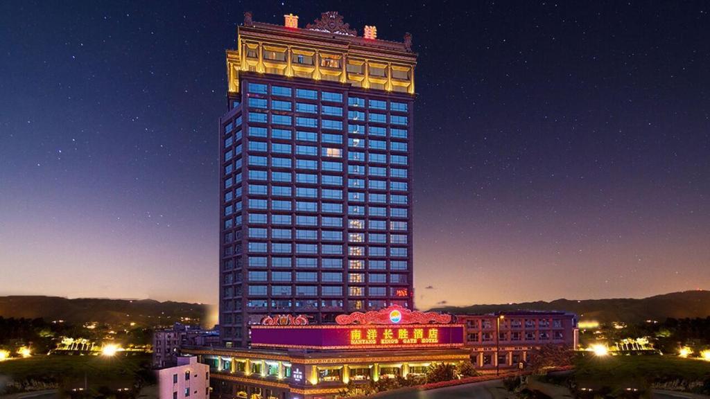 广州广东南洋长胜酒店的一座高大的建筑,晚上有灯