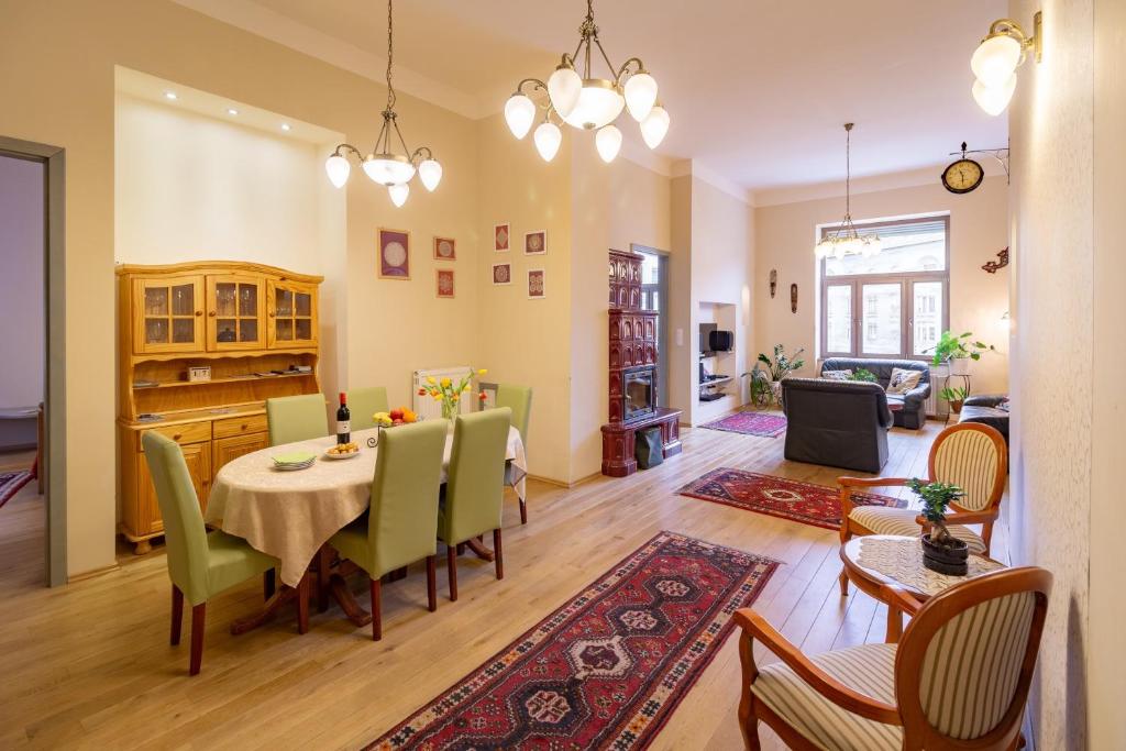布达佩斯布达朱厄尔公寓的用餐室以及带桌椅的起居室。