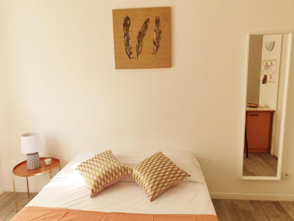 第戎内雷塞德-克洛斯莫洛公寓的一间卧室配有一张带两个枕头的床