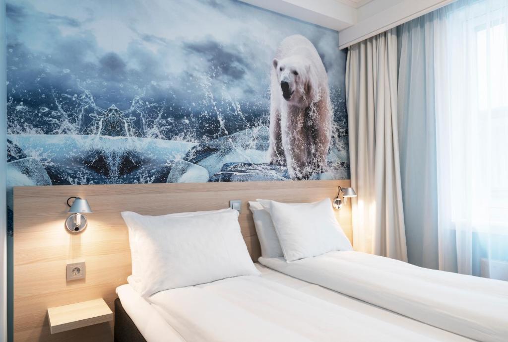 特罗姆瑟泼乐松恩酒店的一间酒店客房,墙上挂着北极熊画