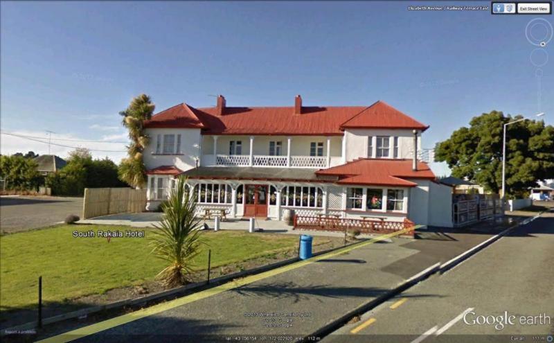 South RakaiaSouth Rakaia Hotel的街上有红色屋顶的大型白色房屋