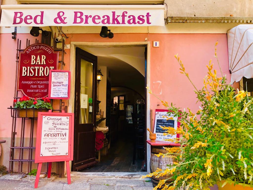 菲纳莱利古雷Antico Pozzo Bed and Breakfast的一间标有阅读住宿加早餐的标牌的餐厅