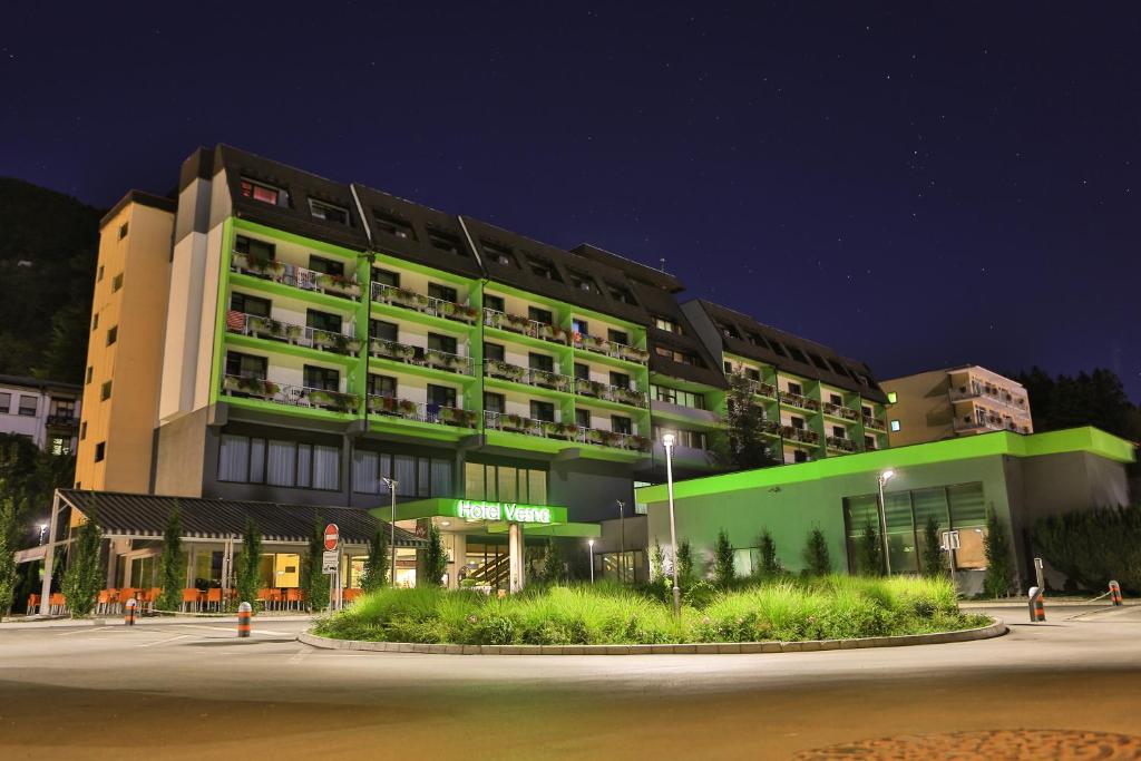 托波尔希卡托波尔希卡温泉-威斯纳酒店的一座在晚上拥有绿色外观的大型建筑
