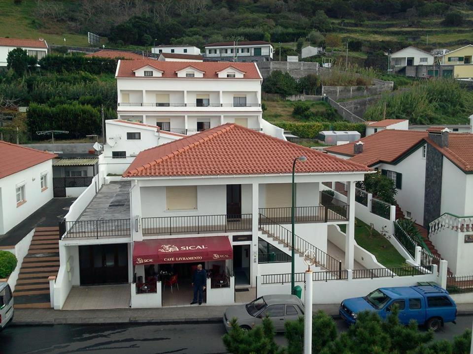 韦拉斯Residência Livramento的一座白色的大建筑,有红色的屋顶