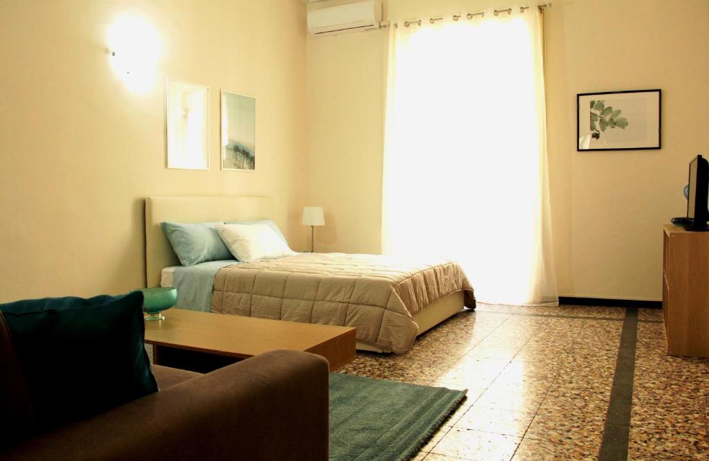 卡塔尼亚Dimora del sole的客厅配有床和沙发